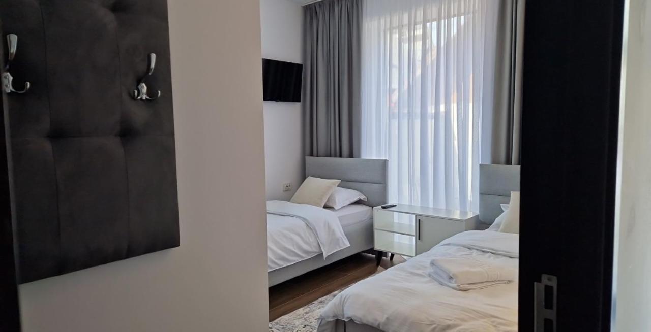 Modern House Hotell Sighetu Marmaţiei Exteriör bild