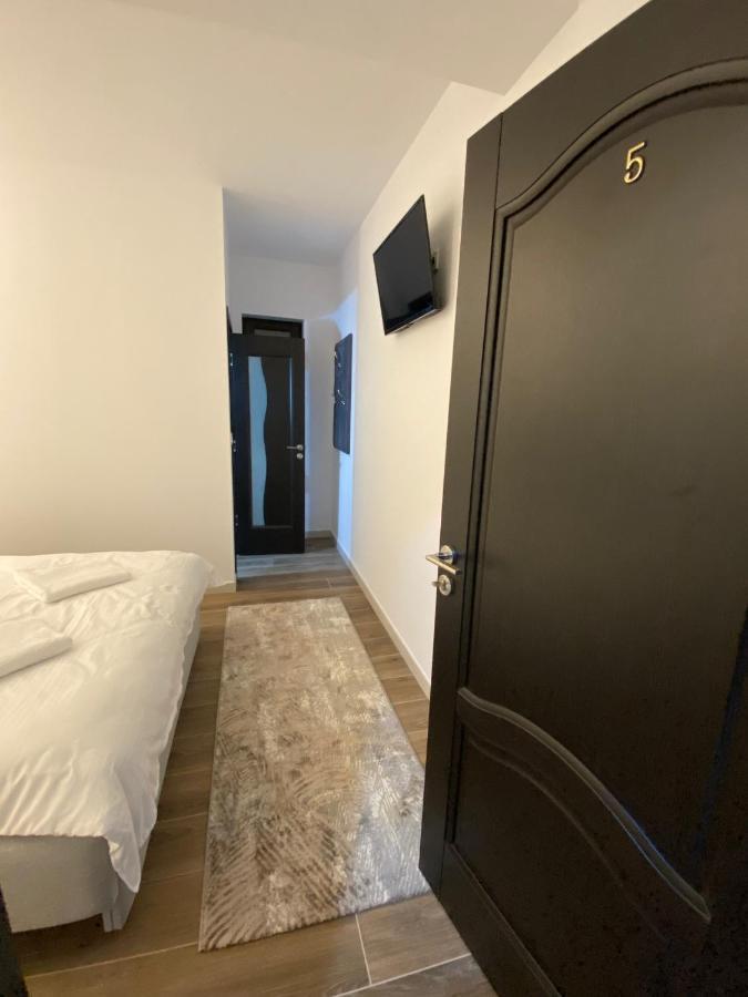 Modern House Hotell Sighetu Marmaţiei Exteriör bild